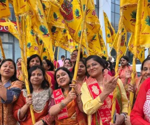 सूरत : श्याम पैलेस परिवार की भव्य निशान यात्रा और भजन संध्या, भक्तिमय माहौल में झूमे श्रद्धालु