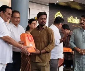 सूरत : सी.आर. पाटिल के जन्मदिवस पर फोस्टा का सेवा कार्यक्रम, 750 स्वच्छता कर्मियों को वस्त्र वितरित