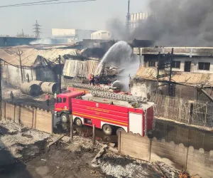 सूरत : सचिन होजीवाला में केमिकल वेयरहाउस में भीषण आग