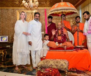 जगद्गुरु शंकराचार्य स्वामी सदानंद सरस्वती महाराज का डॉ. अभिषेक वर्मा के निवास पर आगमन