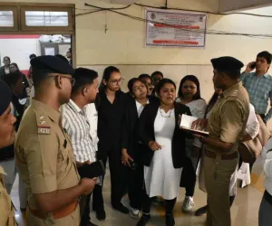 सूरत : फैमिली कोर्ट में सनसनीखेज वारदात, गुजारा भत्ता विवाद में पति ने पत्नी पर एसिड फेंका