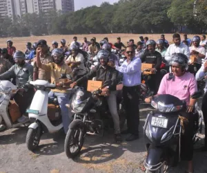 सूरत में सड़क सुरक्षा पहल: सिविल हॉस्पिटल स्टाफ को 1000 हेलमेट वितरित