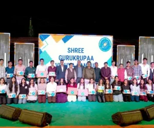 सपनों को उड़ान: श्री गुरुकृपा विद्या संकुल में कक्षा 10 और 12 (बैच A1 और A2) 2025-2026 का भव्य विदाई समारोह आयोजित