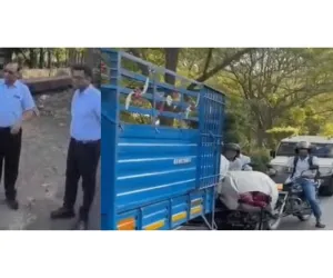 सूरत : बीआरटीएस कॉरिडोर में घुसी प्राइवेट गाड़ियों पर सख्ती, कमिश्नर एम. नागराजन ने मौके पर रोका ट्रैफिक