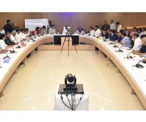 सूरत : दक्षिण गुजरात की इंडस्ट्री पर खाड़ी संकट का असर, चैंबर ने सरकार से तुरंत राहत की मांग की