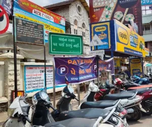 सूरत : नो-पार्किंग के नीचे पे-एंड-पार्क!  विरोधाभासी बोर्ड से प्रशासन पर उठे सवाल