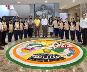 सूरत : नगर निगम चुनाव में जागरूकता के लिए रंगोली प्रतियोगिता, विद्यार्थियों ने दिया लोकतंत्र का संदेश