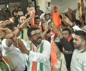 सूरत  : नामांकन जांच के दौरान बवाल: कांग्रेस उम्मीदवार का फॉर्म खारिज, कलेक्ट्रेट में हंगामा