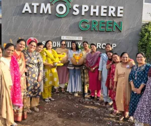 सूरत : भीषण गर्मी में सेवा का उदाहरण: अग्रवाल समाज महिला इकाई ने वेसू में लगाई शीतल जल प्याऊ