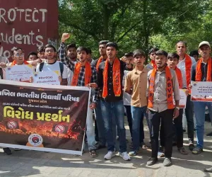 सूरत : GCAS पोर्टल की गड़बड़ियों पर वीएनएसजीयू में छात्रों का प्रदर्शन