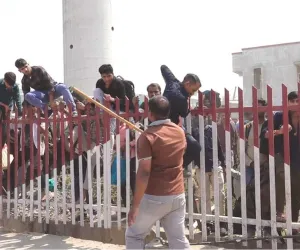 सूरत : उधना स्टेशन भगदड़ पर रेलवे का यू-टर्न? जीएम बोले— “कोई लाठीचार्ज नहीं हुआ”