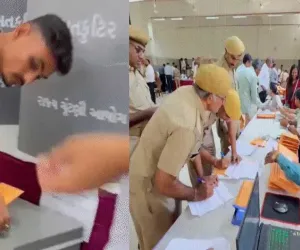 सूरत : पोस्टल बैलेट से मतदान शुरू, पुलिस हेडक्वार्टर में सरकारी कर्मचारियों ने डाला वोट