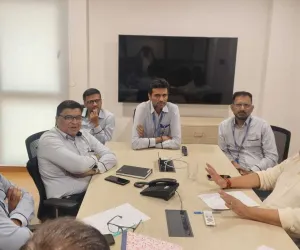 सूरत : कपड़ा बाजार में आगजनी रोकने को फोस्टा-टोरेंट पावर की अहम बैठक, सुरक्षा उपायों पर बनी रणनीति