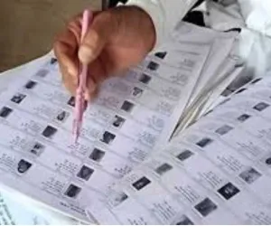 सूरत :नगर निगम चुनाव से पहले सख्ती, ड्यूटी से गैरहाजिर बीएलओ पर कार्रवाई, पुलिस वारंट के बाद तुरंत पहुंचे कार्य पर