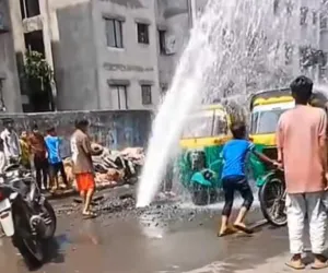 सूरत :  पांडेसरा में पानी की पाइपलाइन फटी, सड़कों पर बहा पीने का पानी