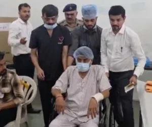 सूरत : अस्पताल के बेड से मतदान केंद्र तक पहुंचे मरीज,  उमेशभाई मिश्रा बने मिसाल