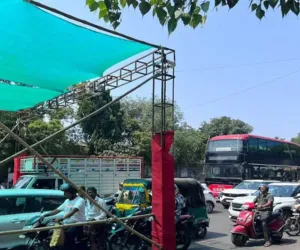 सूरत : ट्रायल से पहले ही ट्राफिक में फंसी डबल डेकर बस, खराब प्लानिंग से ट्रैफिक जाम
