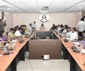 सूरत : चुनाव तैयारियों को लेकर समीक्षा बैठक, अधिकारियों को दिए सख्त निर्देश