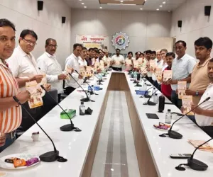 सूरत : “गौ सम्मान अभियान” को लेकर व्यापारियों की बैठक, 7 मई को विशाल रैली का आह्वान