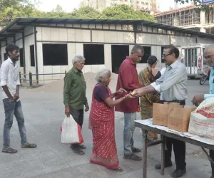 सूरत : सिविल अस्पताल परिसर में मरीजों के परिजनों के लिए सेवा कार्य, अधिक मास के पहले दिन नाश्ता वितरण