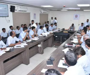 सूरत : लिंबायत ज़ोन में म्युनिसिपल कमिश्नर ने विकास कार्यों की समीक्षा की