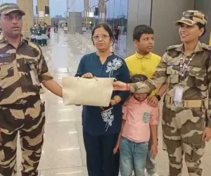 सूरत : सूरत एयरपोर्ट पर CISF जवानों की ईमानदारी की मिसाल, महिला यात्री का लाखों रुपये और आभूषण से भरा बैग लौटाया
