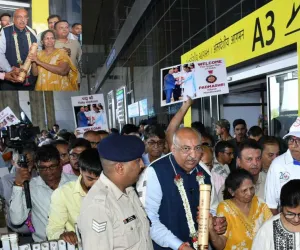 सूरत :“ऑर्गन मैन ऑफ इंडिया” नीलेश मंडलेवाला का सूरत एयरपोर्ट पर भव्य स्वागत