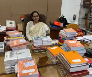 सूरत : नई मेयर मायाबेन मावाणी की अनोखी पहल, गुलदस्तों की जगह किताबें और साड़ियां देने की अपील