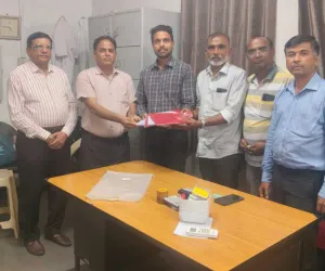 सूरत : सुदामा ट्रस्ट की अनूठी पहल; स्मीमेर मेडिकल कॉलेज में मृतकों के सम्मान हेतु शुरू हुआ “कफन अर्पण सेवा” अभियान