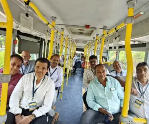 सूरत : प्रधानमंत्री मोदी की अपील का असर, सचिन के उद्योगपति ई-बस से पहुंचे कार्यक्रम में