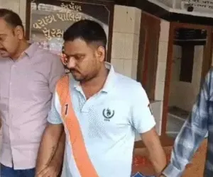 सूरत : 50 लाख रुपये की लूटकांड का मास्टरमाइंड कुंदन भगत सूरत लाया गया