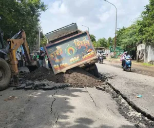 सूरत : मानसून से पहले ही धंसी नई सड़क, नगर निगम सख्त; 50 से अधिक एजेंसियों और ठेकेदारों को नोटिस