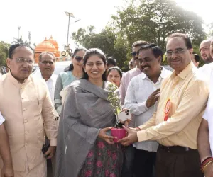 सूरत : केंद्रीय राज्य मंत्री रक्षा खडसे का वीएनएसजीयू दौरा, युवाओं को राष्ट्र निर्माण में योगदान के लिए किया प्रेरित