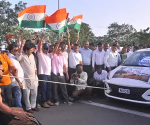 सूरत : राकेश सैनी ने दांतों से 8 कारें 100 मीटर तक खींचकर बनाया रिकॉर्ड, वर्ल्ड ड्रग्स डे पर युवाओं को दिया नशामुक्ति का संदेश