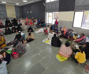 सूरत : हाईकोर्ट की फटकार के बाद नगर निगम ने नासिर नगर के बेघर परिवारों को कम्युनिटी हॉल में किया शिफ्ट