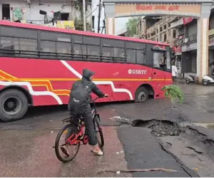 सूरत : उधना और लिंबायत में सड़कें धंसीं, बस और स्कूल वैन फंसी