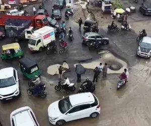 सूरत : टूटी सड़कों की मरम्मत अब ठेकेदार करेगा अपने खर्च पर, नगर आयुक्त का सभी विभागों को तत्काल निर्देश