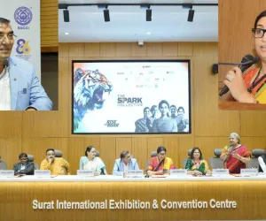 सूरत : ‘एम्पावर्ड वुमन, एम्पावर्ड नेशन’ सेमिनार, महिला उद्यमिता पर स्मृति ईरानी का जोर