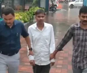 सूरत में फर्जी डॉक्टर गिरफ्तार, नकली BAMS बोर्ड लगाकर चला रहा था क्लिनिक