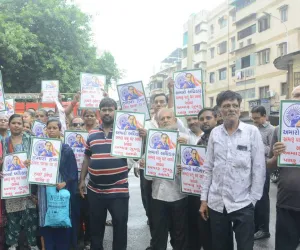 सूरत : भेस्तान हाउसिंग के निवासी सड़कों पर उतरे, पुनर्वास की मांग को लेकर नगर निगम के खिलाफ प्रदर्शन