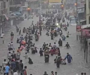 सूरत : मूसलाधार बारिश से जनजीवन बेहाल, बुधवार को भी सभी स्कूल कॉलेज रहेंगे बंद