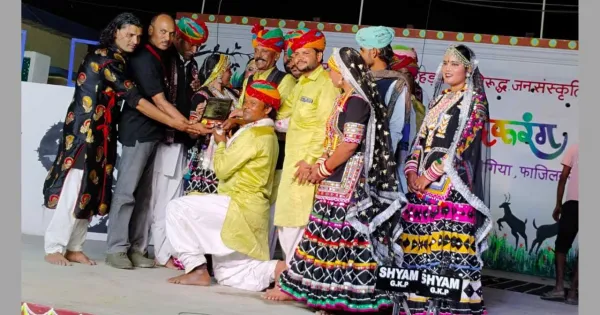 Artists of Indian origin spread many colors of folk culture.  Loktej Entertainment News